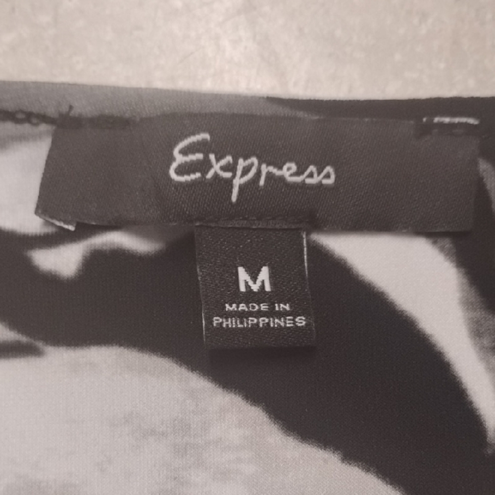Express Monochrome Floral Blouse - Picture 2 of 3